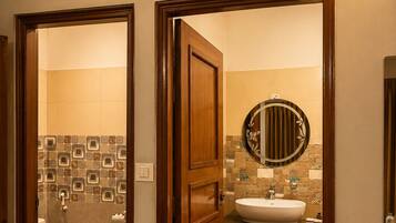 Deluxe Room | Bathroom
