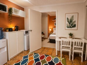 Room, 1 Bedroom, Accessible | Dining room