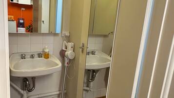 Room, 1 Bedroom | Bathroom