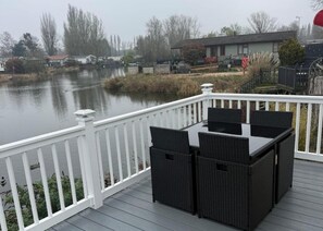 Outdoor dining - Static Caravan 3 Bed, Sleeps 6, Waterside, No Pets (Northampton)