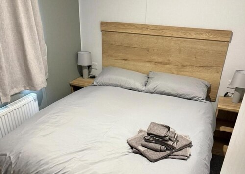 Static Caravan 3 Bed, Sleeps 6, Waterside, No Pets
