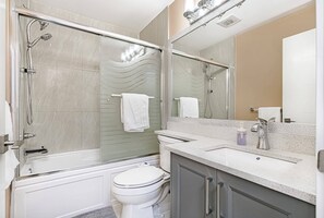 Asciugacapelli, bidet, asciugamani, sapone