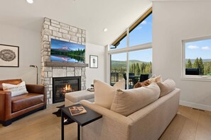 Smart-TV, Kamin, Videospiele