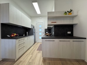 Kühlschrank, Mikrowelle, Herdplatte, Kochgeschirr/Geschirr/Besteck