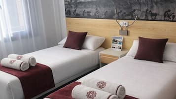 Phòng đôi hoặc 2 giường đơn tiện nghi đơn giản, quang cảnh thành phố
