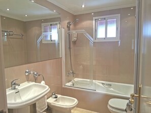 Bathroom - Ático con piscina privada en el centro de Marbella a 200m de la playa (Marbella)