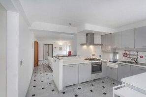 Kühlschrank, Ofen, Geschirrspüler, Kochgeschirr/Geschirr/Besteck