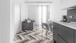 Ein modernes Apartment mit Küche, Essbereich und Wohnbereich.