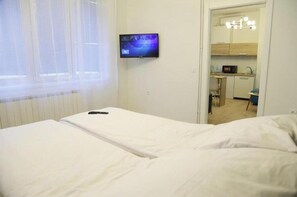 Tabla de planchar con plancha, wifi, ropa de cama