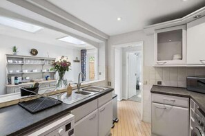 Wasserkocher mit Kaffee-/Teezubehör, Kühlschrank, Mikrowelle, Ofen