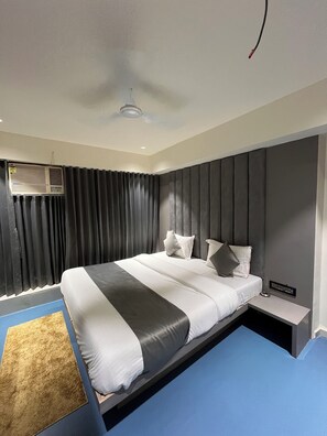 Deluxe Double Room, City View | Peti besi dalam bilik, meja, ruang kerja komputer riba 