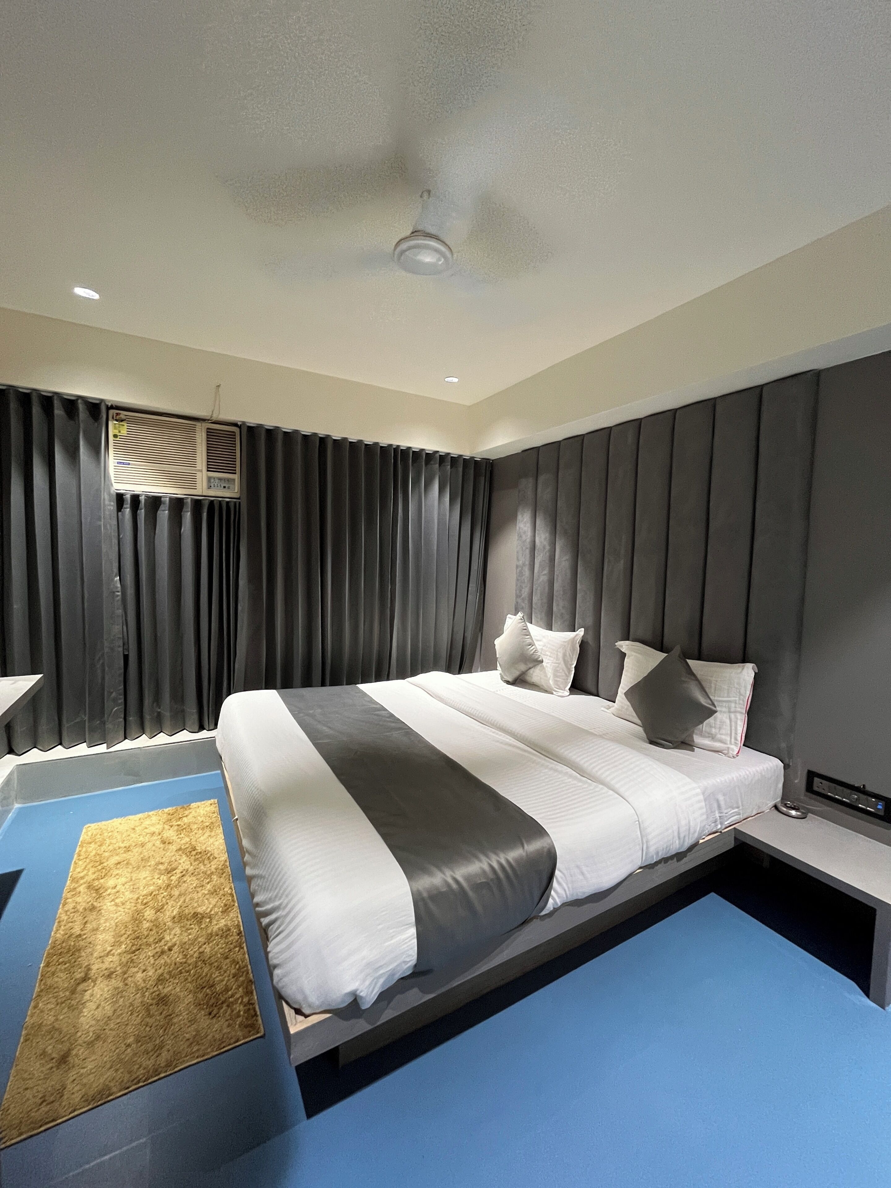 Deluxe Double Room, City View | Peti besi dalam bilik, meja, ruang kerja komputer riba 