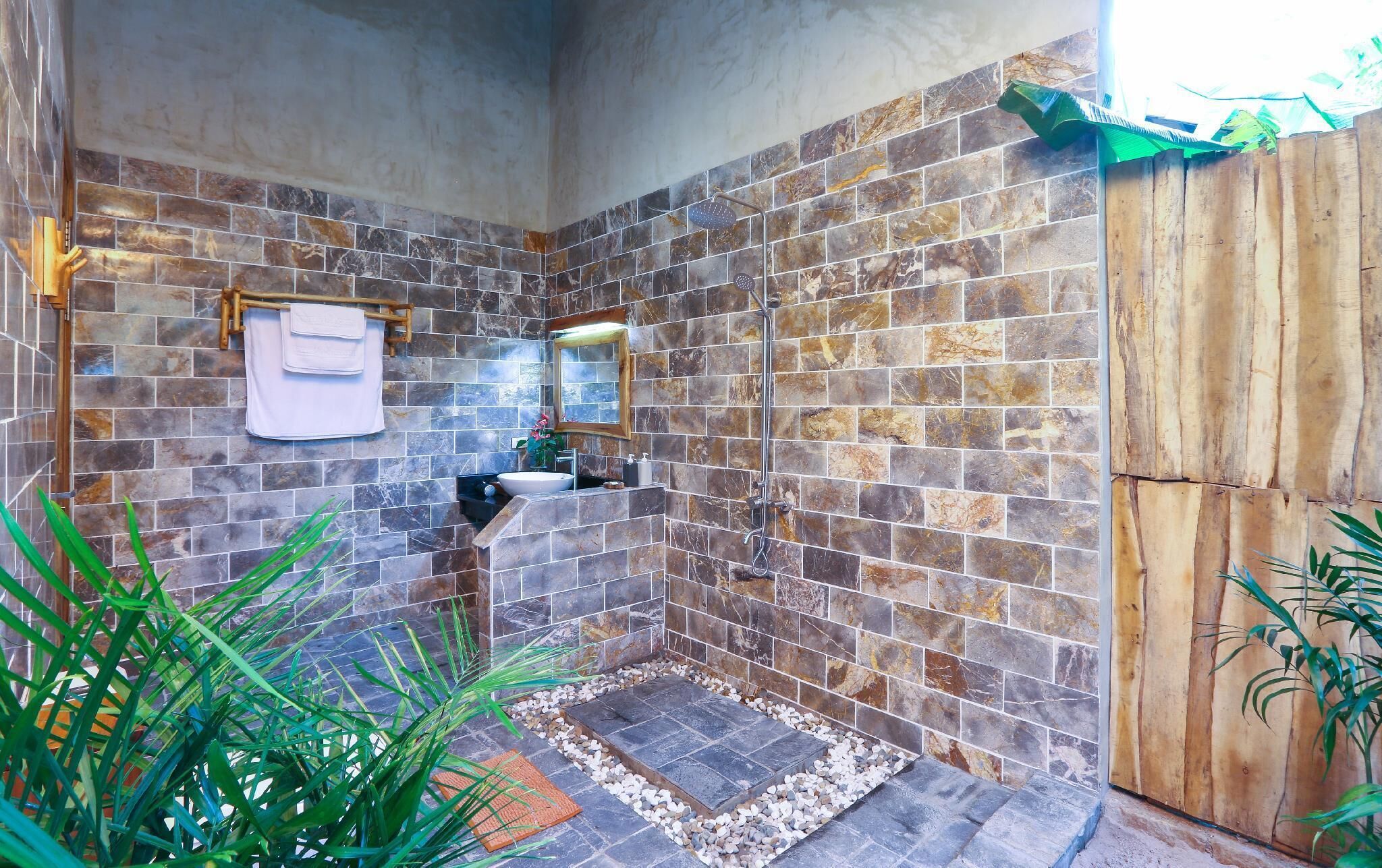 Superior Bungalow, Garden View | Bathroom | Shower, rainfall showerhead, free toiletries, hair dryer