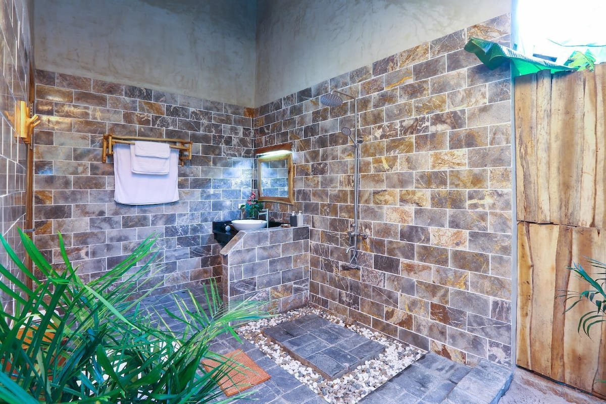 Ducha, cabezal de ducha tipo lluvia, artículos de tocador gratuitos