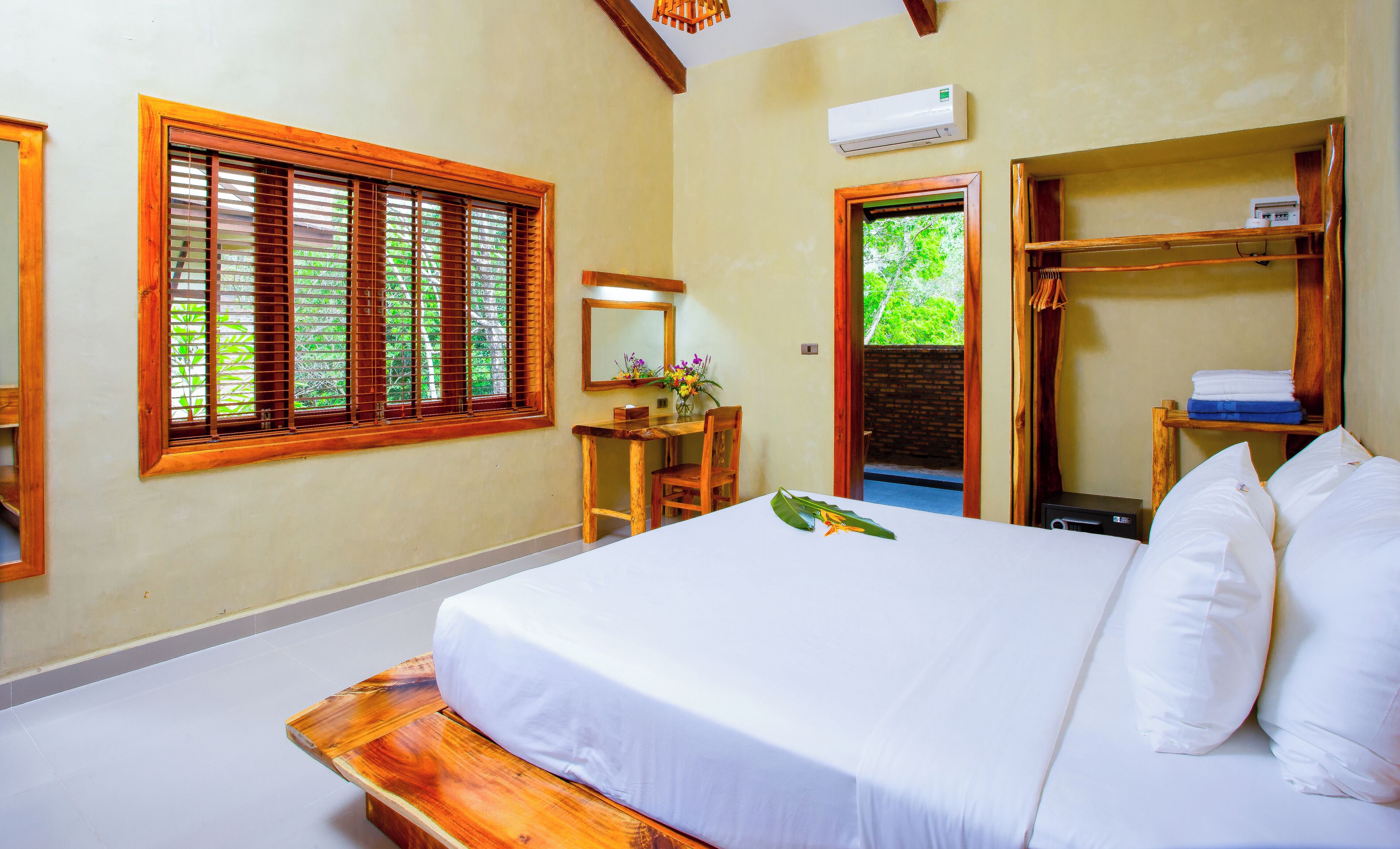 Classic Apartment, 1 King Bed, Garden View | In-room safe, laptop workspace, free WiFi, bed sheets