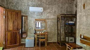 Caja de seguridad en la habitación y espacio para trabajar con laptop 