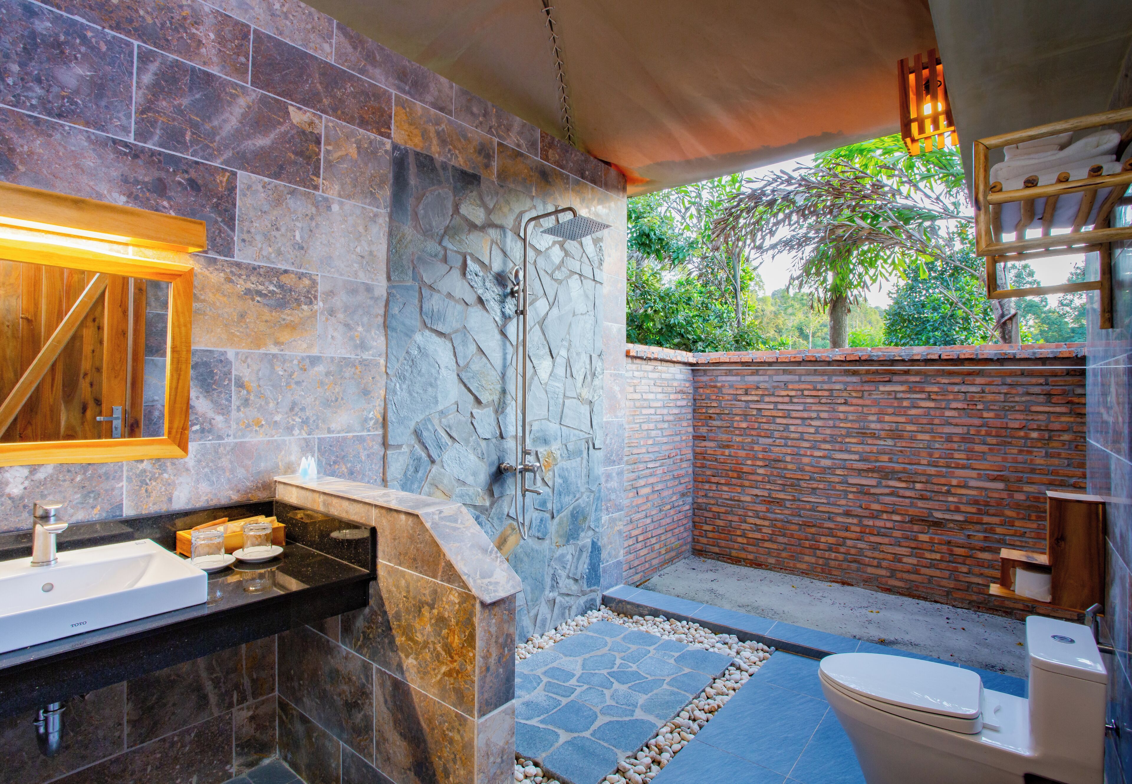 Shower, rainfall showerhead, free toiletries, hair dryer