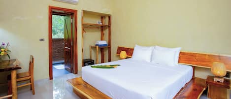 Un dormitorio con cama de madera, un escritorio y una silla.