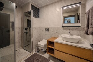 Familien-Maisonette, Balkon | Badezimmer | Dusche, Haartrockner, Hausschuhe, Handtücher