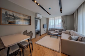 Suite superior, balcó | Caixa forta a l'habitació i espai de treball apte per a portàtils 