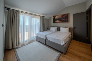 Familien-Maisonette, Balkon | Zimmersafe, laptopgeeigneter Arbeitsplatz, Bügeleisen/Bügelbrett