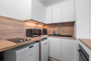 Wasserkocher mit Kaffee-/Teezubehör, Kühlschrank, Mikrowelle, Ofen