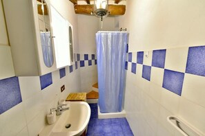 Double or Twin Room, Hill View | Bathroom - agriturismo corvaia (Radicofani)