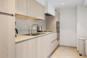 Wasserkocher mit Kaffee-/Teezubehör, Kühlschrank, Mikrowelle, Ofen