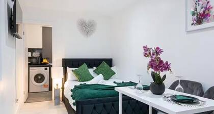 Tos Luxury Modern Private Studio