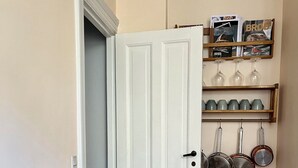Kaffe- och tebryggare, kylskåp, mikrovågsugn och ugn
