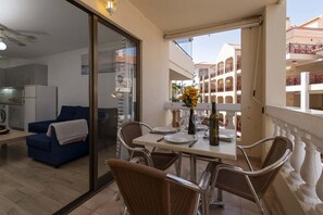 Outdoor dining - Castle Harbour 4 - 1-Bedroom Apartment (Los Cristianos)