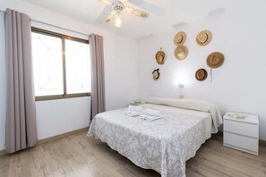 In-room safe, iron/ironing board, travel cot, free WiFi - Castle Harbour 4 - 1-Bedroom Apartment (Los Cristianos)