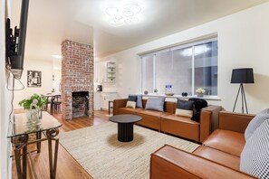 Living area - Perfect 6-bedroom Home in Uptown - Mins to San Francisco. Perfect getaway (Oakland)