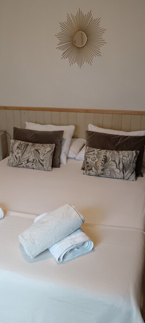 A neatly made bed with white linens and two decorative pillows with a tropical print. - Spacious 225 m² family home for 8 people with a pool (3 bathrooms) (Bornos)