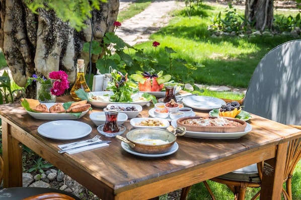 Outdoor dining - Petrinos Butik Otel (Datça)