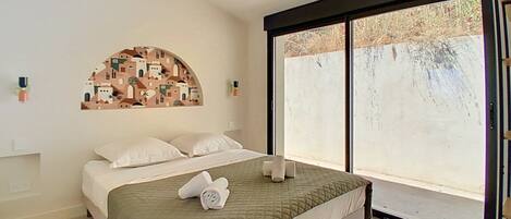 4 bedrooms, iron/ironing board, Internet, bed sheets