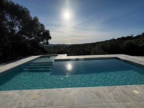 A rectangular swimming pool with clear water, surrounded by a tiled deck. - Villa Elaïa - Panoramic view of the sea and the maquis, with a pool in Porto-Vecchio (Porto-Vecchio)
