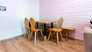 Dining - Flat balcony overlooking the countryside, close to shops (Ax-les-Thermes)
