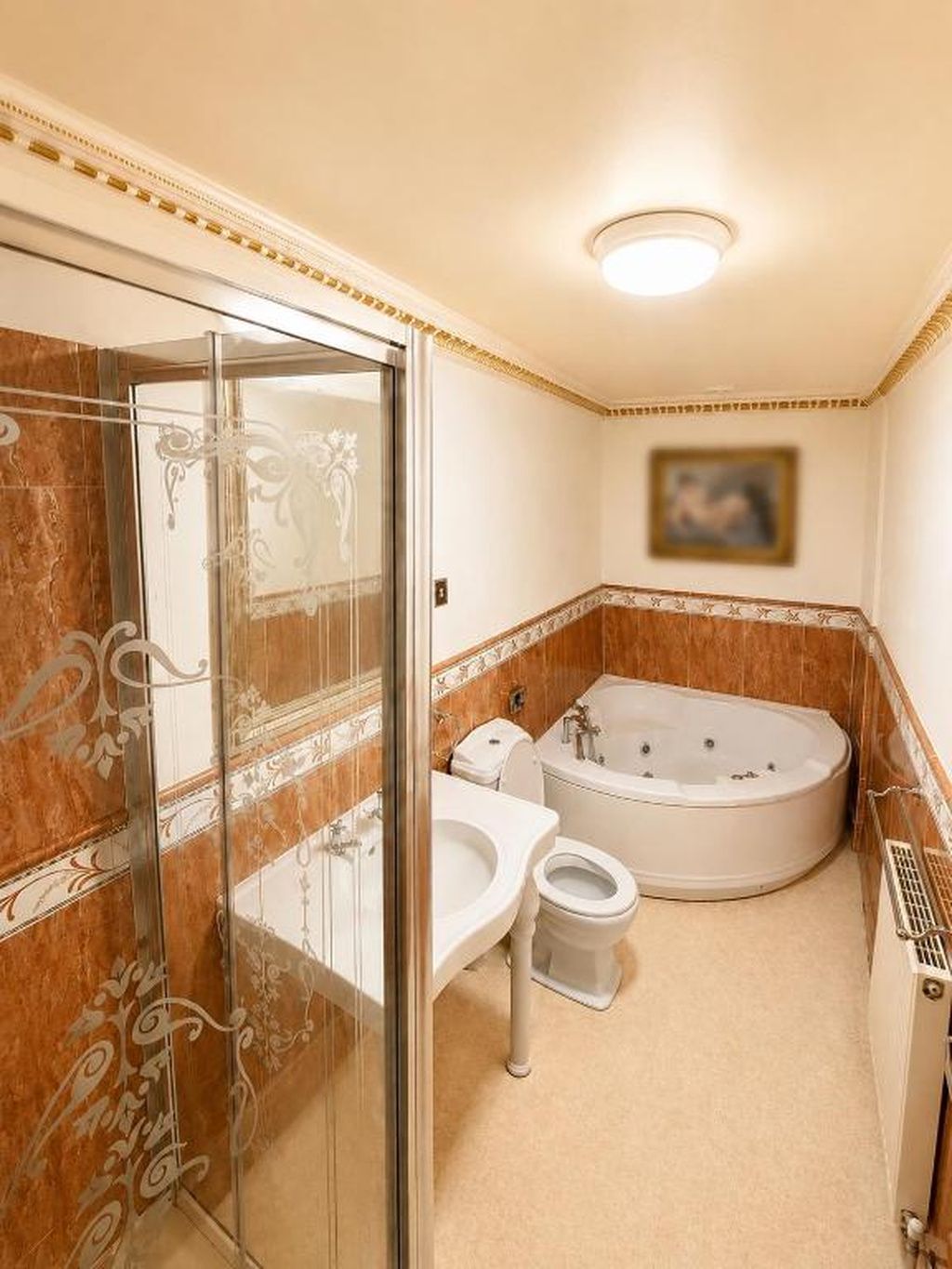 Une salle de bain avec une douche à parois de verre, une baignoire, des toilettes et un lavabo.
