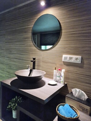 Bathroom - Vrbo Property (Chimay)
