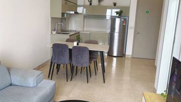 Una sala moderna con un sofá, una mesa de centro y un mueble para televisión.
