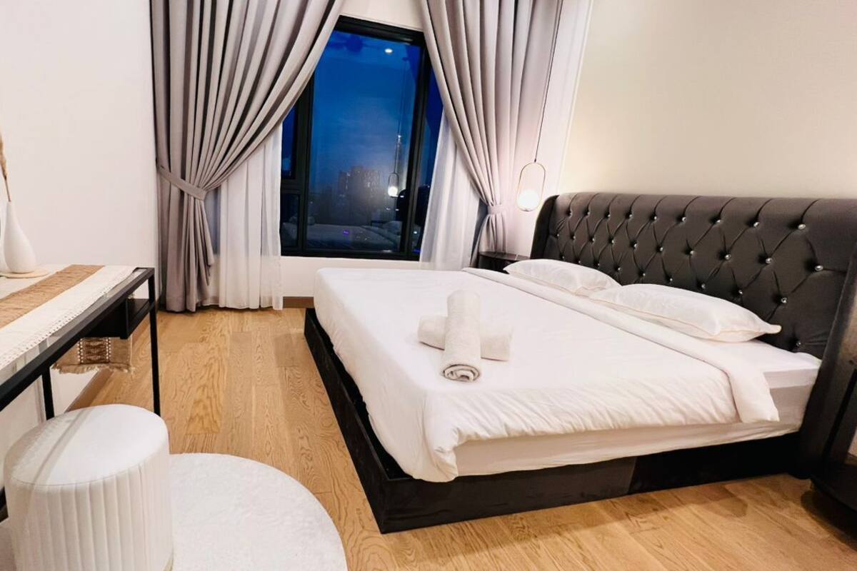 Classic Suite, City View | Premium bedding, pillowtop beds, in-room safe, soundproofing