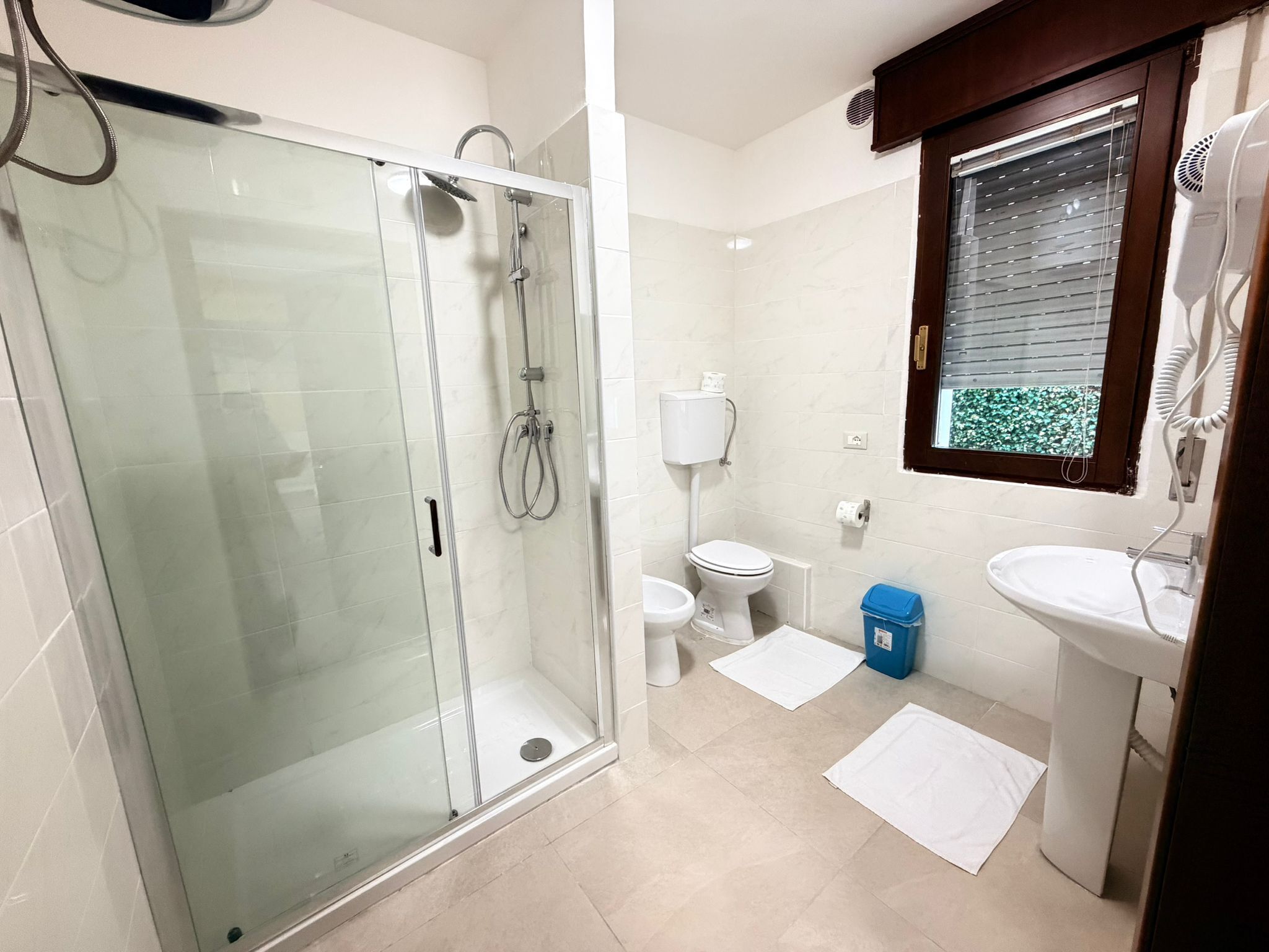 Camera familiare | Bagno | Doccia, set di cortesia gratuito, asciugacapelli, asciugamani