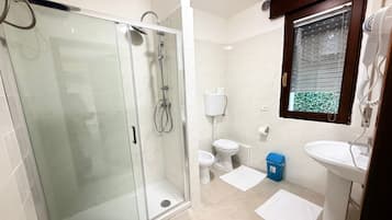 Camera familiare | Bagno | Doccia, set di cortesia gratuito, asciugacapelli, asciugamani