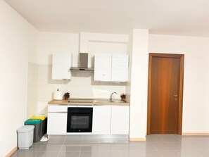 Fridge, microwave, oven, stovetop - AFFITTA CAMERA 16 (Mestre)