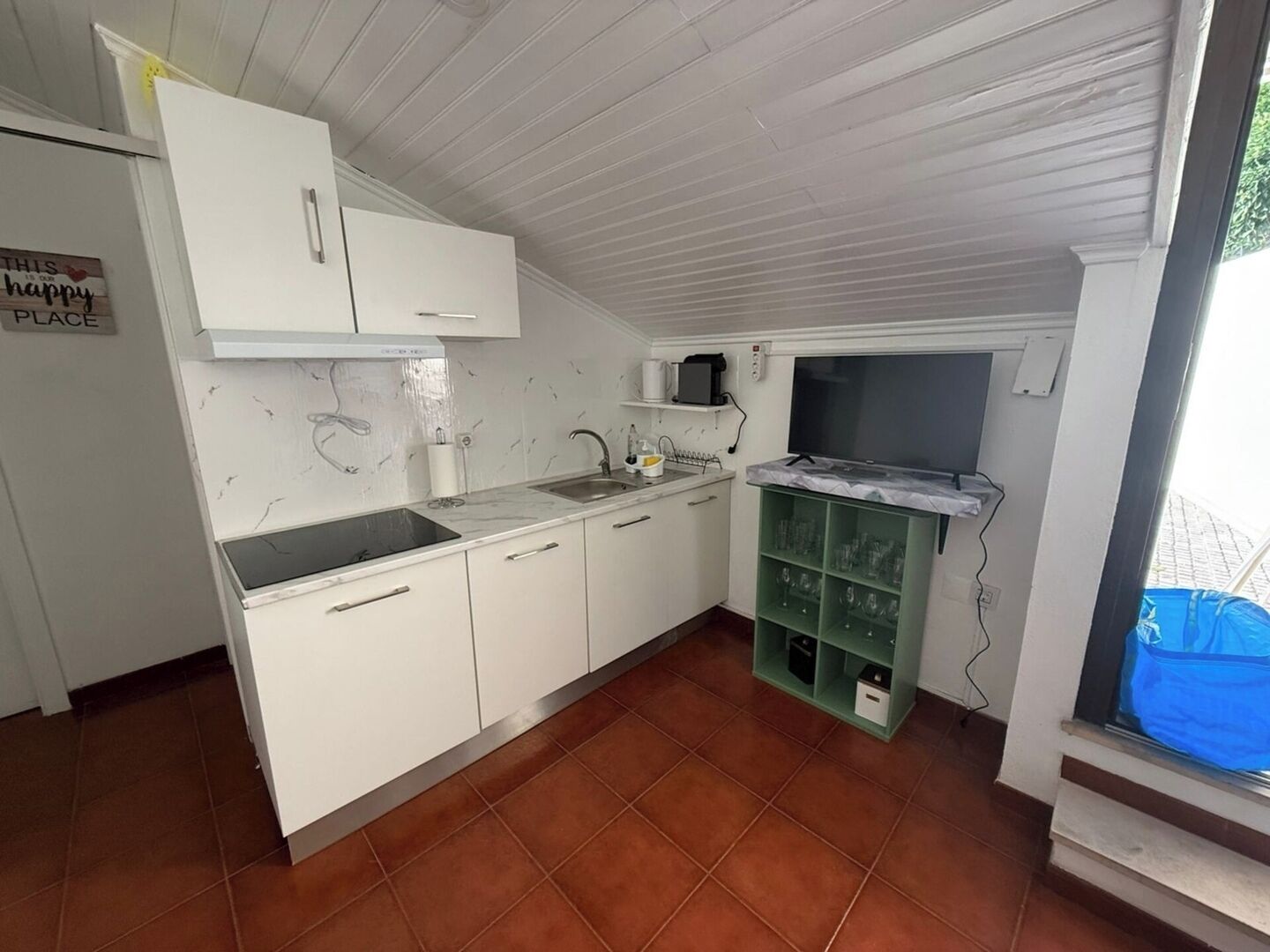 Wasserkocher mit Kaffee-/Teezubehör, Kühlschrank, Mikrowelle, Ofen