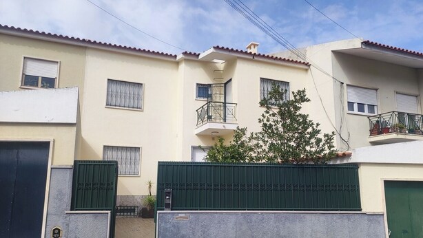 A residential building with a gated entrance, a balcony, and a small garden area. - Lisbon Airport GuestHouse Gal - Suite w/ Wc (Lisboa)