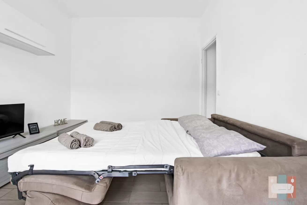 Tabla de planchar con plancha, internet y ropa de cama 
