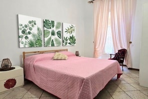 3 Schlafzimmer, Schreibtisch, Bügeleisen/Bügelbrett