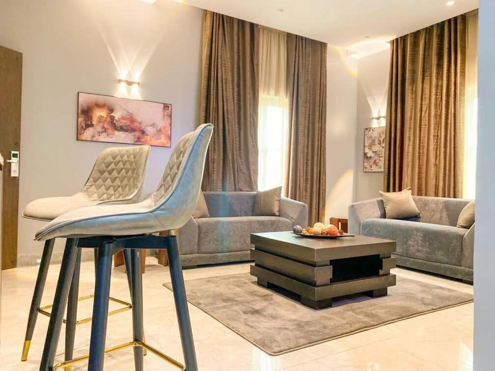 Ein modernes Wohnzimmer mit zwei Sofas, einem Couchtisch und einem Barhocker.